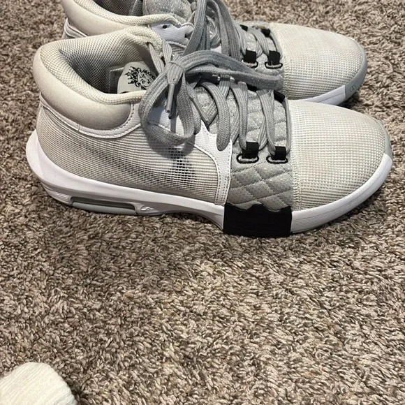 Nike MLB Gray and White Athletic Shoes with Modern Design